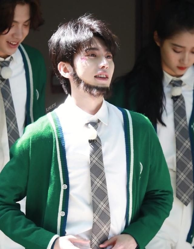  「蔡徐坤」《跑男》路透图曝光，Baby额头“观音痣”，蔡徐坤四套制服抢镜
