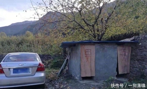 四川九寨沟厕所乱象频生污水随意排入岷江毁坏环境