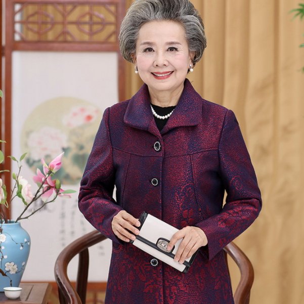 新颖又不贵的秋装妈妈外套，时髦又减龄，穿出时尚感