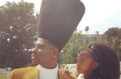 男子生来发型自然卷不理发,女儿看后也跟风,结果画风瞬间笑skr