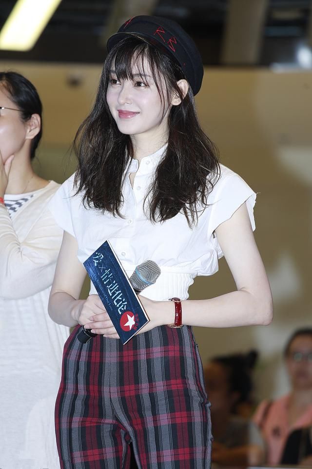 看张天爱才明白啥叫胸以下全是腿，高腰裤又长又紧，还能迈开腿吗