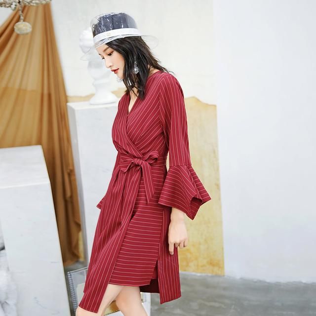 难怪表姐不穿牛仔裤,原来9月流行这样穿搭,女人味十足超迷人