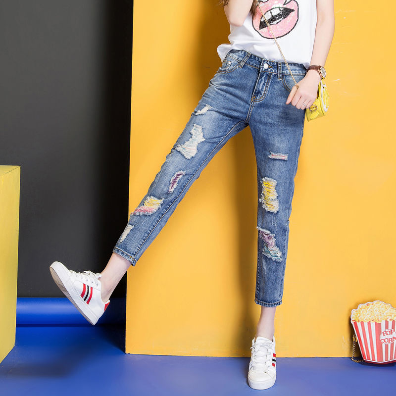 女生不要总穿裙子了，经典的牛仔裤百搭时尚，让你更有魅力