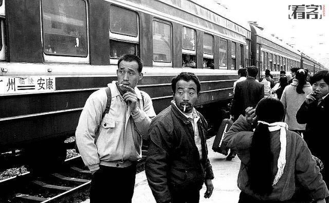  排队■被藏40年的春运偷拍照：那一年，我排队到通宵，那一年…