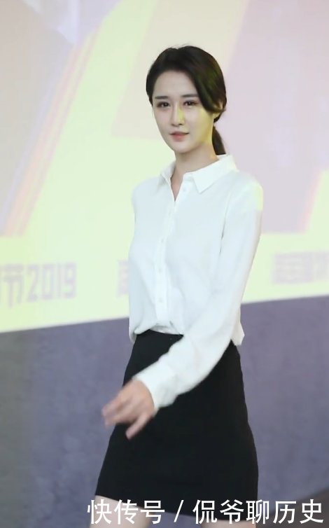 『高跟鞋』白衬衣黑裙子,搭配上黑色高跟鞋也太耐看了