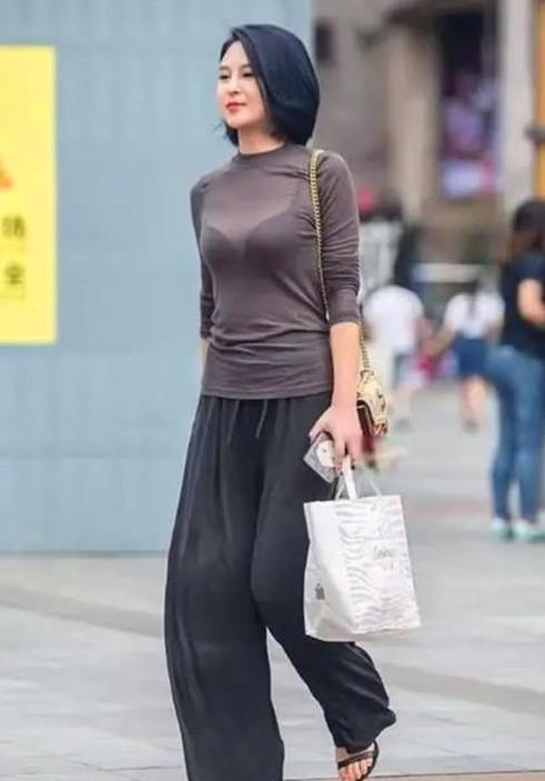  出自己|街拍花容月貌的小姐姐，一件白色条纹衬衫配黑色短裤，时尚清新