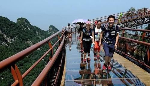 此景点因走红门票翻6倍，众多游客起争议，现欠款1.5亿面临倒闭？