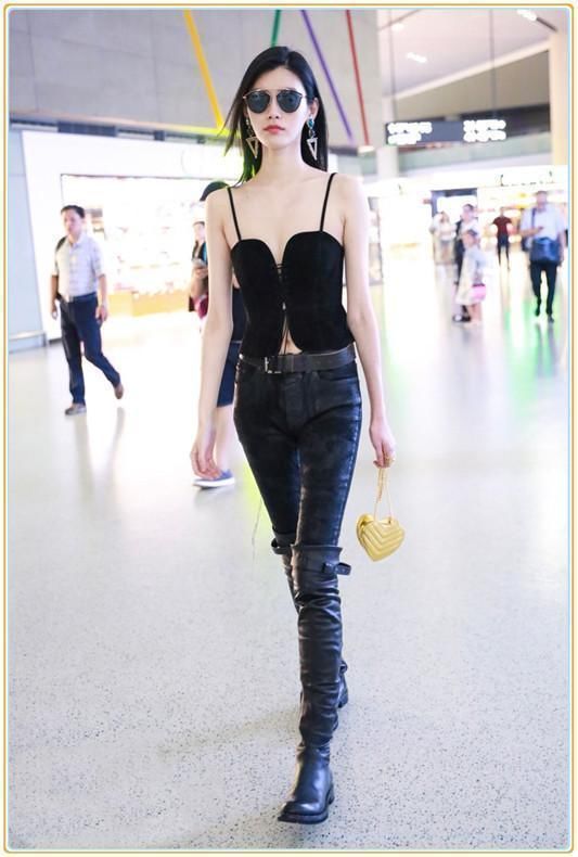 奚梦瑶再现机场,终于在吊带衫外套了件外套,网友:还不如不穿!