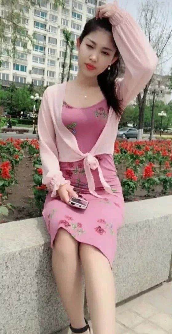 包臀连衣裙搭配粉色蕾丝开衫，小姐姐很有成熟可爱的美感