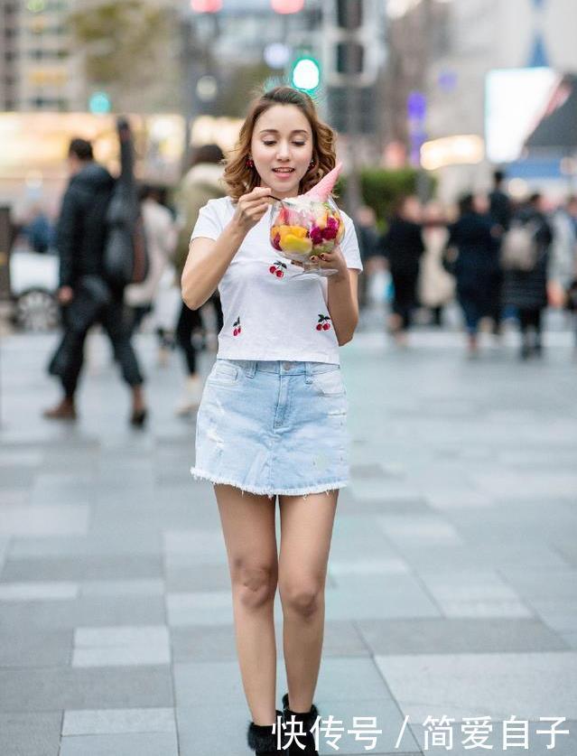 「清纯」街拍穿搭非常相似的姐妹花,姐姐成熟魅力,妹妹清纯迷人