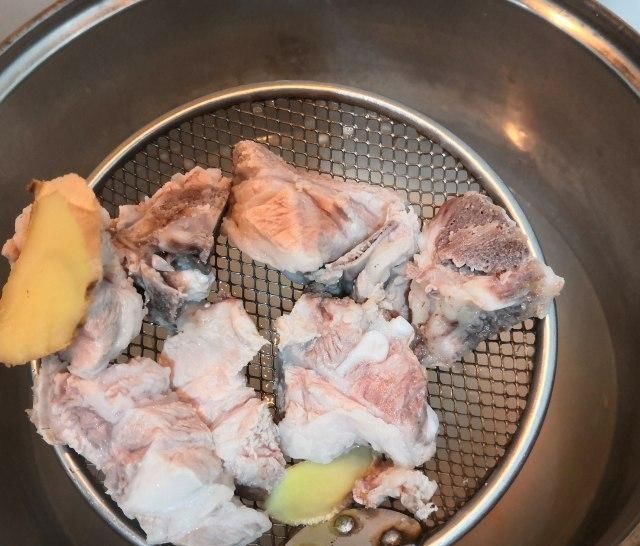  鲜味@玉米骨头汤，鲜味十足，好喝不油腻