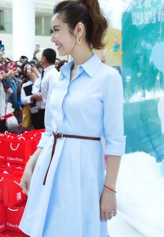 林心如穿衬衫裙亮相，扎马尾辫年轻了15岁，霍建华在偷笑