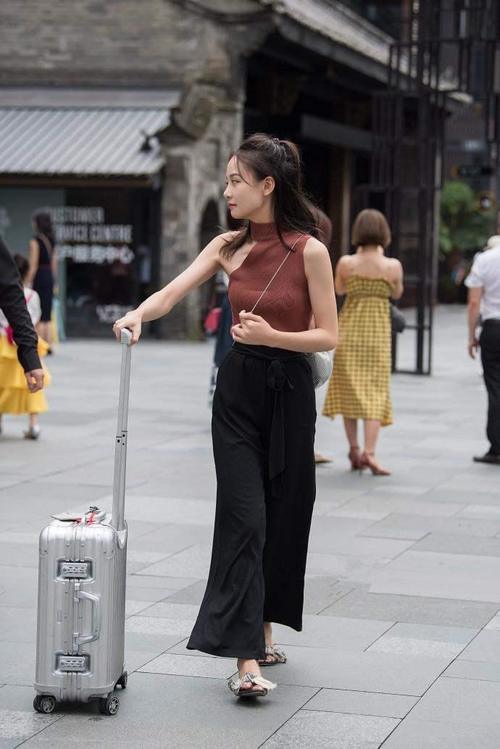 北京街拍: 三里屯的小姐姐们性感时尚, 身材颜值都让人羡慕!