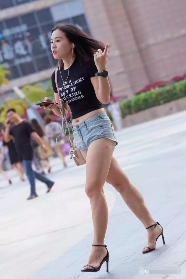 可爱女生牛仔热裤搭配高跟鞋，一双大长腿让人羡慕