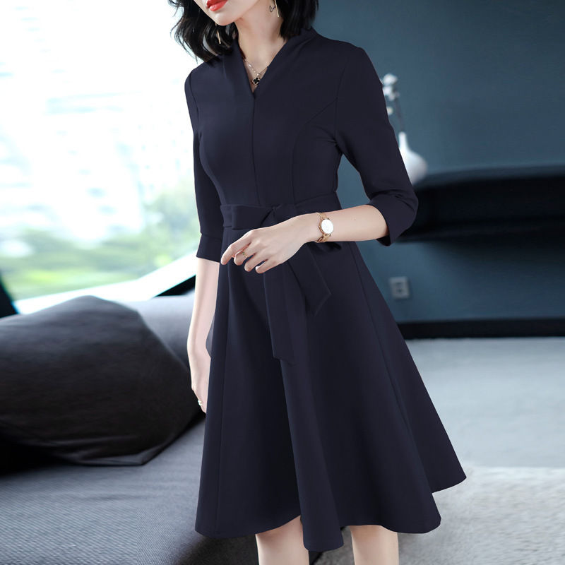 天气越来越凉，但也别着急卖羽绒服!瞧这些女人这样穿，娇美如花