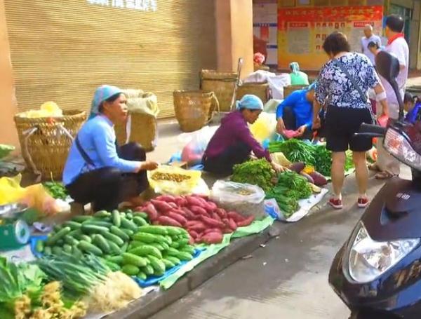 中越边境集市，很多越南人在中国卖菜，你会买吗