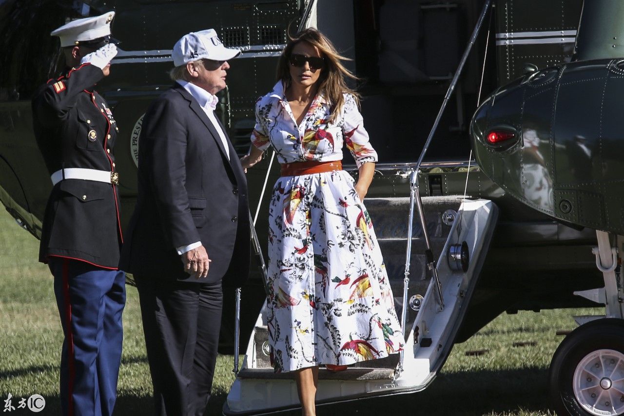 特朗普与第一夫人出门散步,手拉的真是紧 网友:看来是真爱啊!