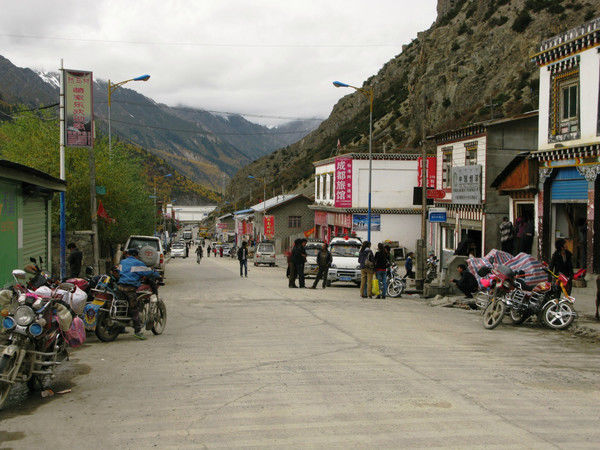 自驾霸道穿越丙察察闯西藏，悬崖边上走一遭，遭遇塌方，泥地陷车