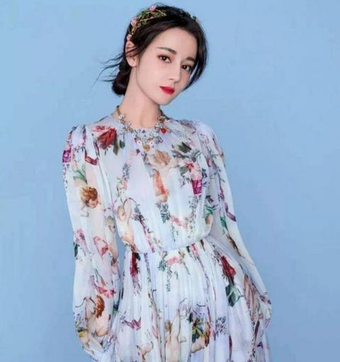  『纷纷』出门拍照，明星们纷纷穿上碎花裙了，你怎能没有呢？