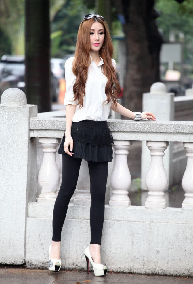 气质小姐姐短裙搭配黑色打底裤显高挑身材,瘦成纸片的身材诱惑力