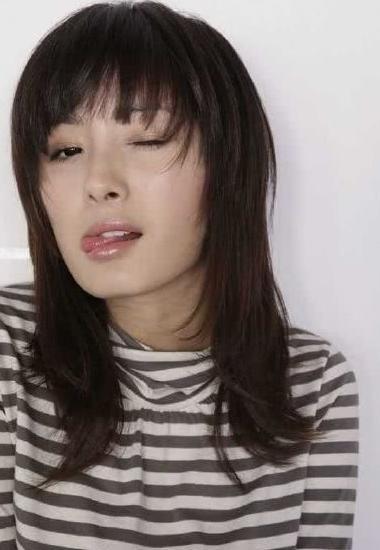 杨幂晒全脸自拍，疑似回应“脸崩”传闻？网友：自拍幂上线了