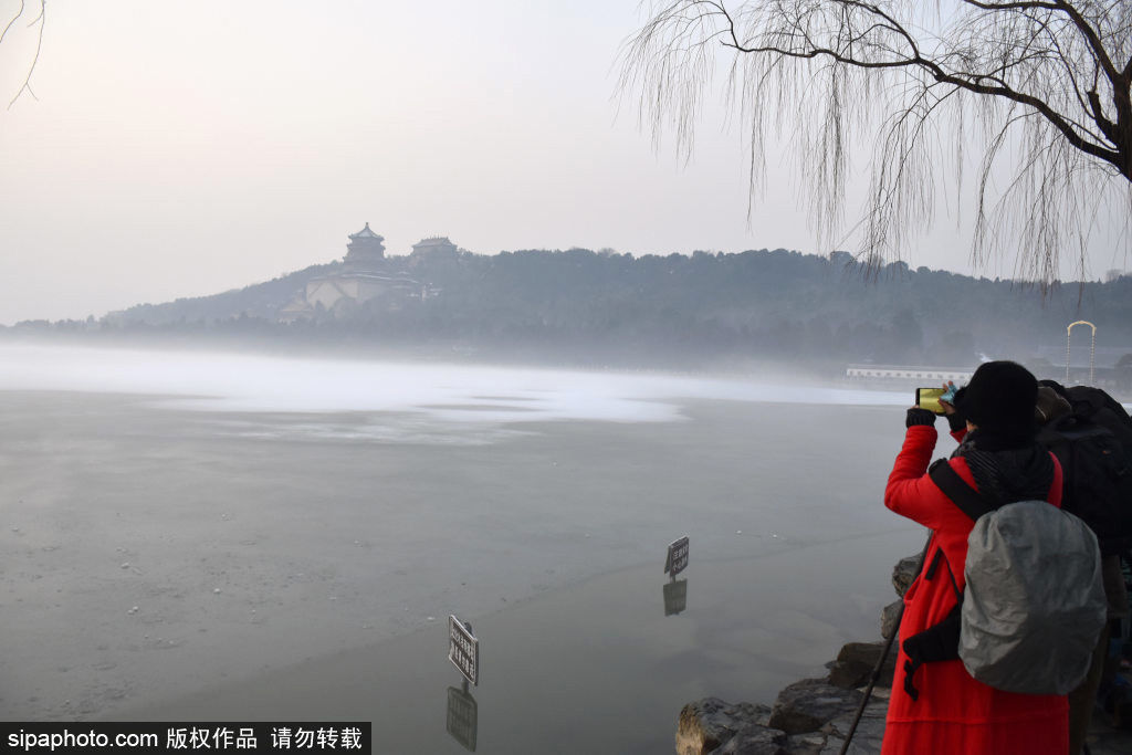 北京颐和园景区雪后惊现平流雾奇观 云雾飘渺宛如仙境