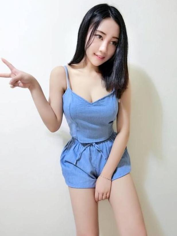 俏丽纯净的清甜风美女，清爽穿搭亲和力十足，唇红齿白分外可人！