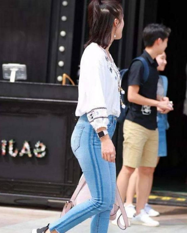 小姐姐|路人街拍,美女穿青色的吊带连衣裙,尽显优雅魅力