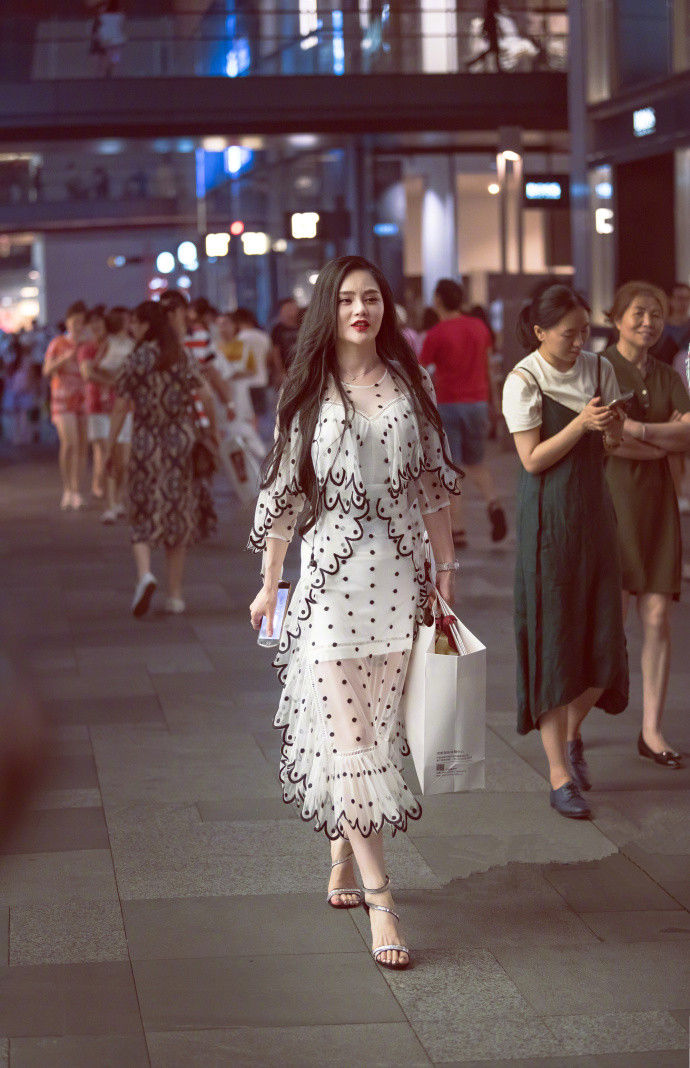 成都街拍:温婉甜美的连衣裙搭配高跟凉鞋，不经意的瞬间也很美!