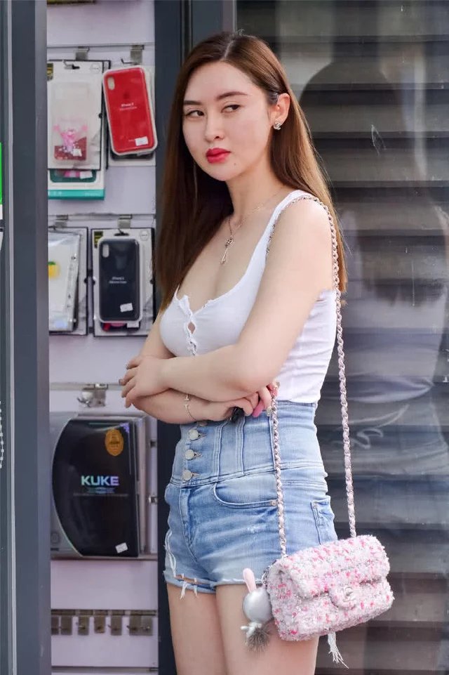 身材饱满的小姐姐穿小背心霸气侧漏，牛仔热裤露出白皙大腿，长得