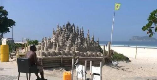 世界上最落魄“国王”，3平米城堡住22年，下雨坏了要自己修