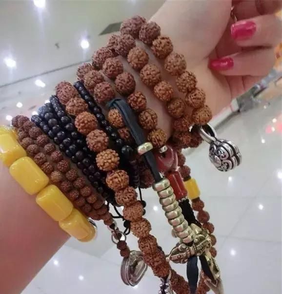 手串@炫耀手串用什么样的姿势，才能够达到最佳效果？