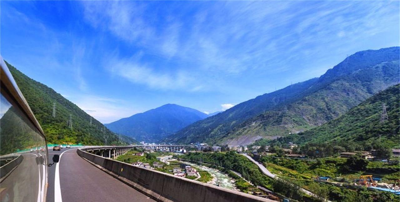 国内“最美”高速路，修建五年才完成，你想去自驾游吗？