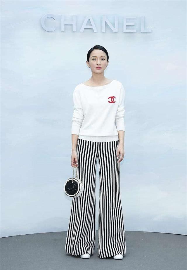  【简洁大方】今春时兴一种牛仔裤子，叫“斑马裤”，遮肉显高又高端大气，小S都上头了