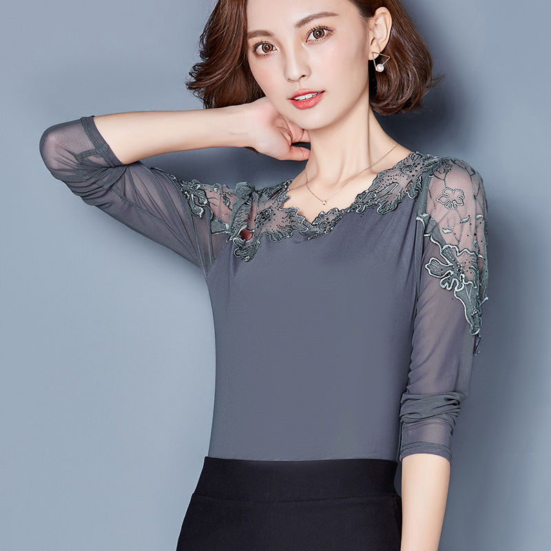 国庆出游，穿9款小衫，同行同事夸我长得精致有气质，心里美滋滋