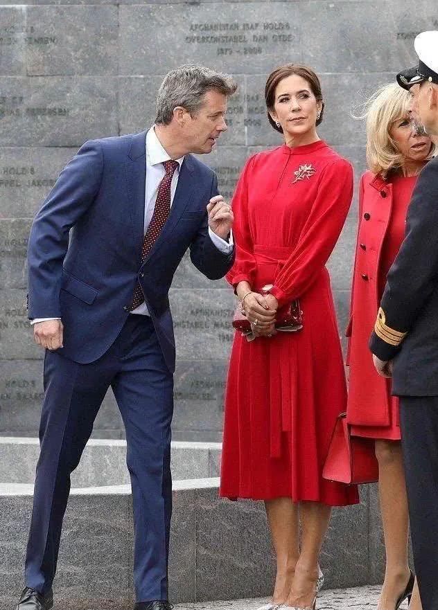  「不服」67岁布丽吉特不服老，一身中国红比美丹麦王妃，这发型月花4万？