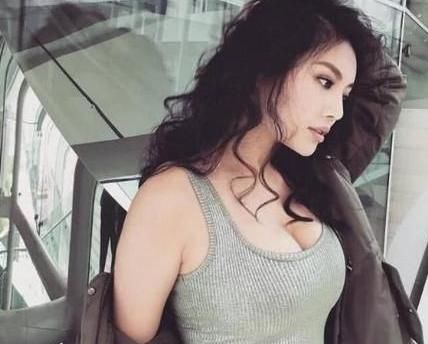 徐冬冬身穿细绳小上衣，网友：她就没有穿过合身的上衣。