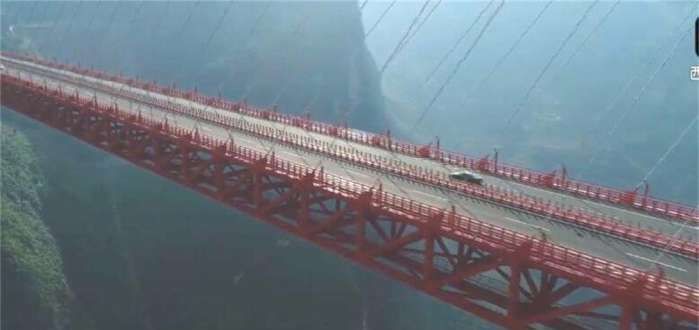  「低头」全球最壮观的大桥：高度565米, 老司机都不敢低头看