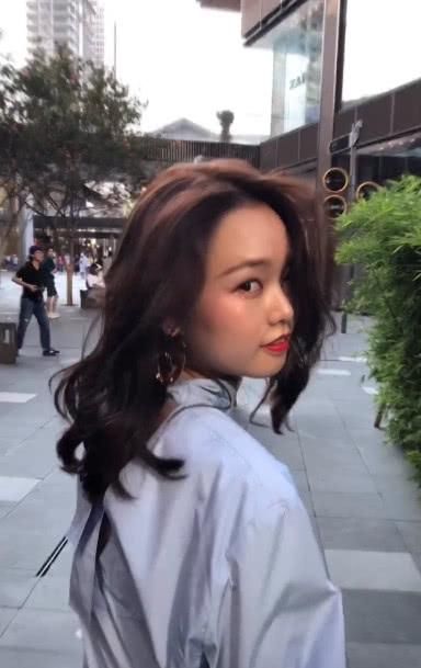 大脸妹换完发型，走路都是这么自信，女神必备！网友：美到爆炸！