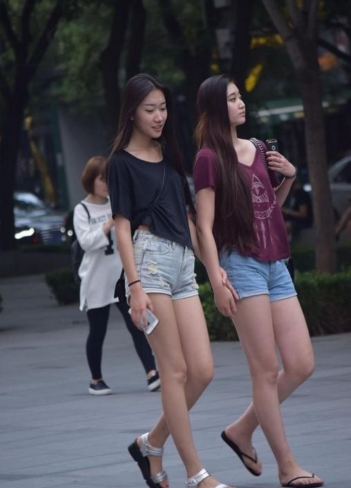  吸睛：街拍：不同年龄段的姐妹花，她们的衣品也大不相同，哪对更吸睛