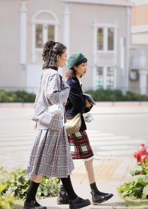  『女性』路人街拍，小姐姐搭配一件黑色背心，展示出女性的活力气息