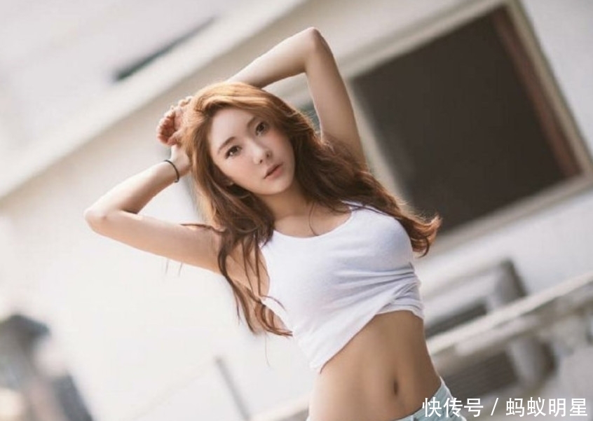  『比例』美丽少女够气派，时尚服装助她展现完美腰身比例