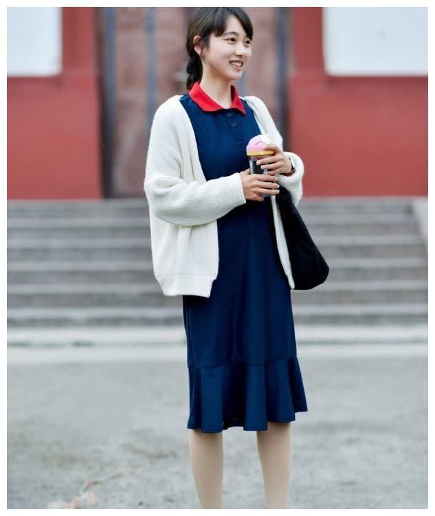 街拍：图四穿性感皮裤，腿部曲线完美，网友：女人味十足！