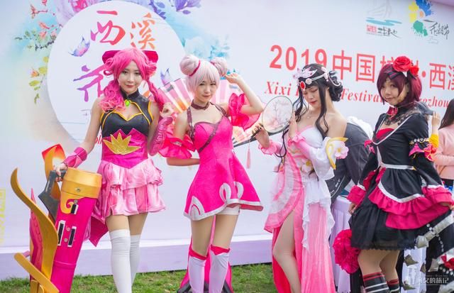 穿着汉服免费游花朝 cosplay也来凑热闹 网友：不伦不类