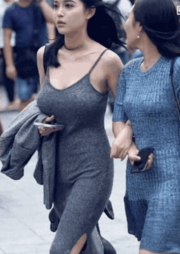 厦门街拍时尚达人: 吊带紧身裙性感又迷人
