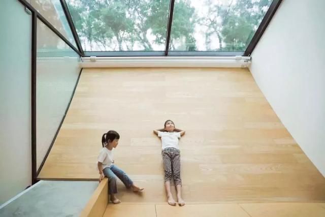 他买下30000小山头,造了一栋隐居的房子,远离城市,幽静清心