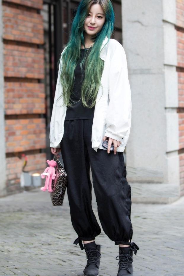 街拍：街头高颜值的小姐姐，个性时尚的穿搭，女神范儿十足！