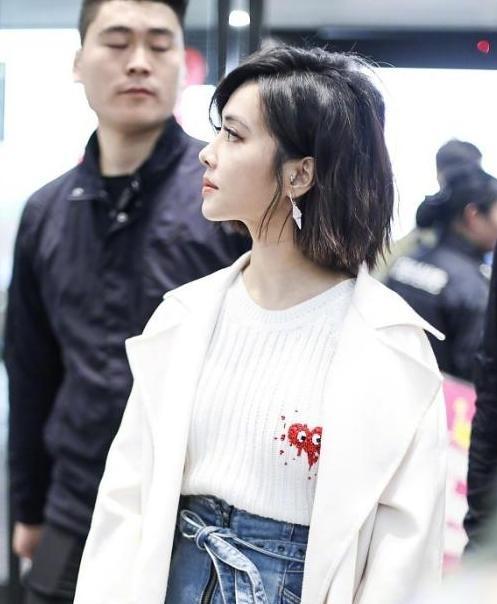 蔡依林也真敢穿！裤子都快穿到胸了！网友：腿短穿到脖子都没用！