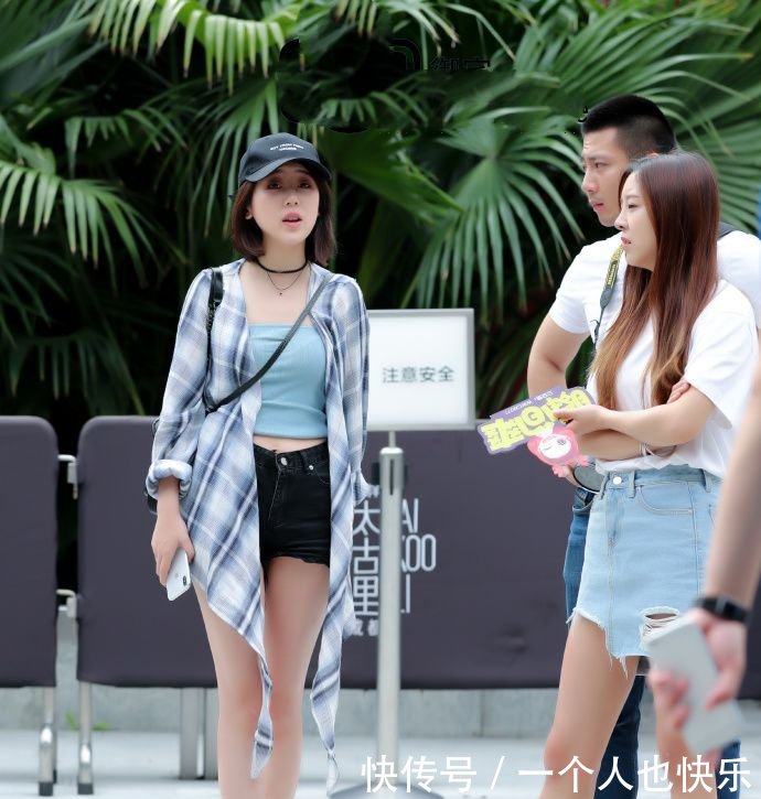 街拍美丽婀娜的牛仔裤小姐姐，展现出的曲线十分的完美迷人！