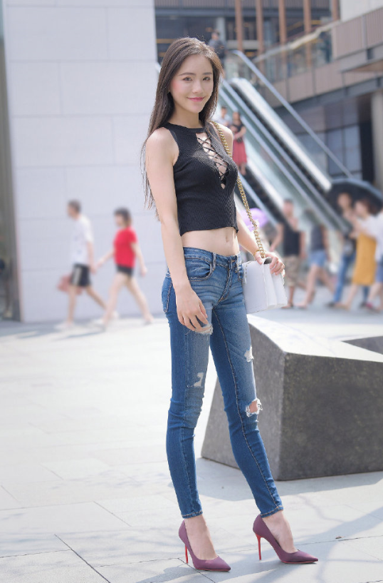  『姑娘』笑容温暖的姑娘, 脚下的紫色高跟鞋很漂亮